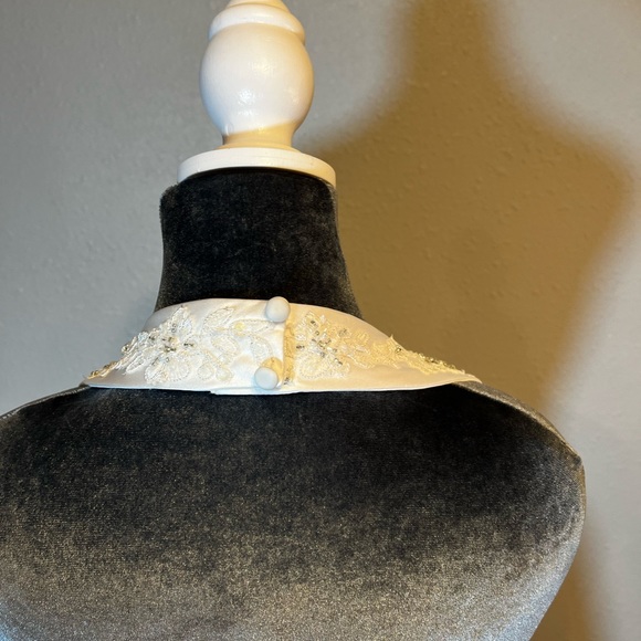 David’s bridal T9569 A Line halter wedding gown Size 6 - Picture 7 of 8